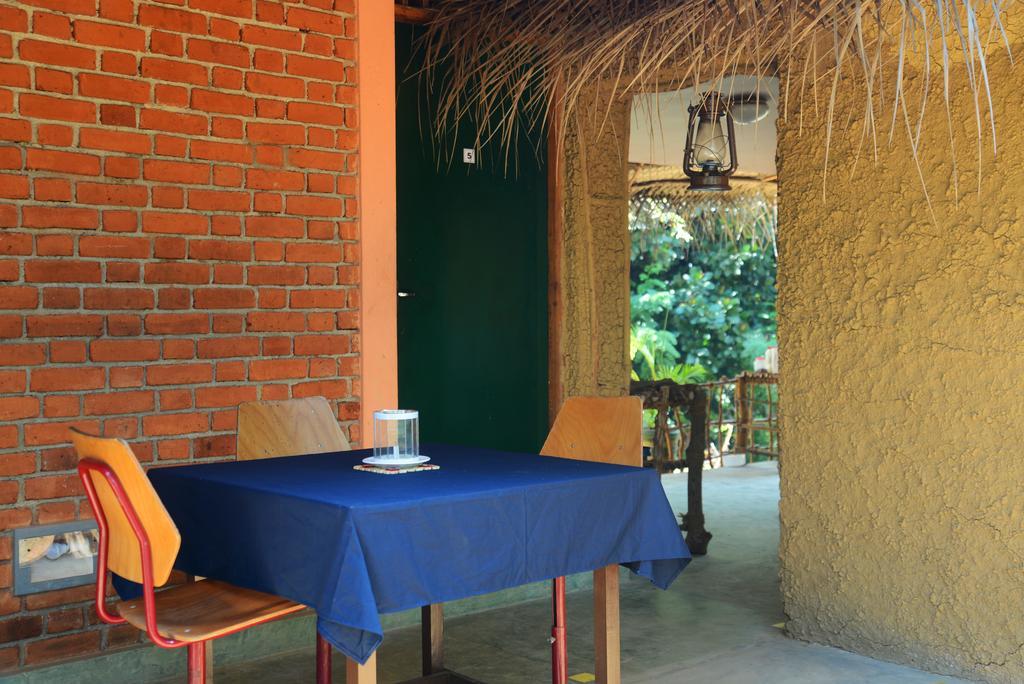 Jungle Beach Hostel Unawatuna Extérieur photo